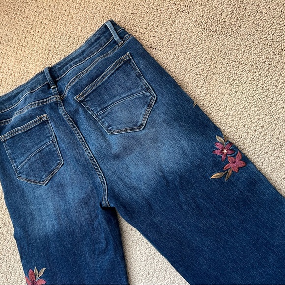 Driftwood wide leg embroidered jeans with stretch. Length is 25 1/2. - Picture 5 of 7